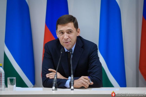 Многодетной семье, потерявшей жилье при пожаре, по поручению Евгения Куйвашева помогли построить новый дом