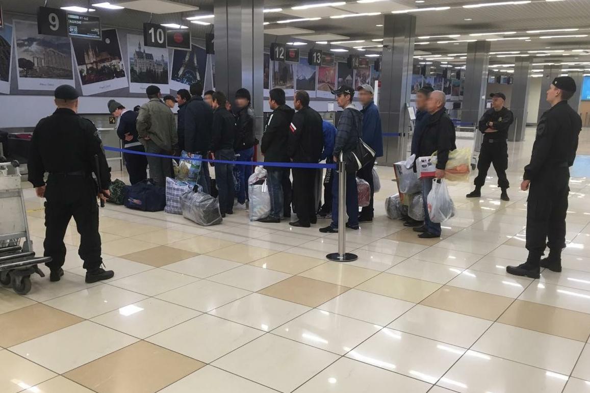 Приставы выдворили из Екатеринбурга более 1500 нелегальных мигрантов - Фото 1