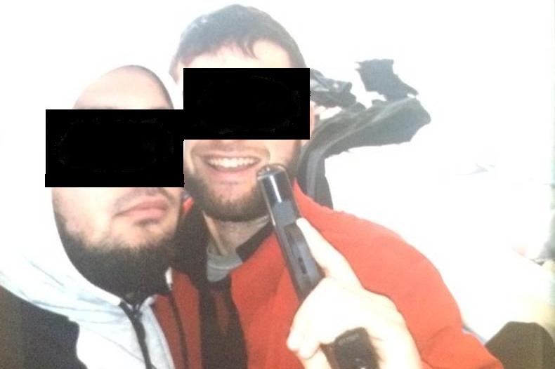 На станции «Шарташ» двое, угрожая пистолетом, избили прохожего и отобрали у него сотовый - Фото 1