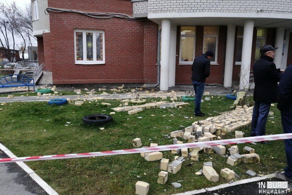 В Пионерском поселке во время урагана обрушился фасад новостройки - Фото 1