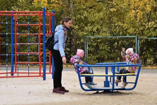 Интерьер в сиреневых тонах: в Каменске-Уральском благоустроили самый многонаселенный двор