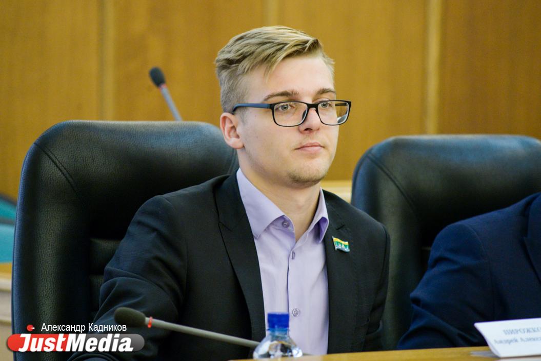 В Екатеринбурге депутата гордумы заподозрили в уклонении от армии и обязали явиться в военкомат - Фото 1