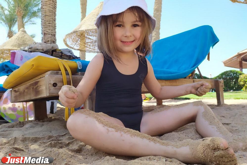 Маша Борисевич, 5 лет: «Привет из Египта. Тут солнечно, но один раз был дождь». А в Екатеринбурге -4 градуса и сильный снег - Фото 1