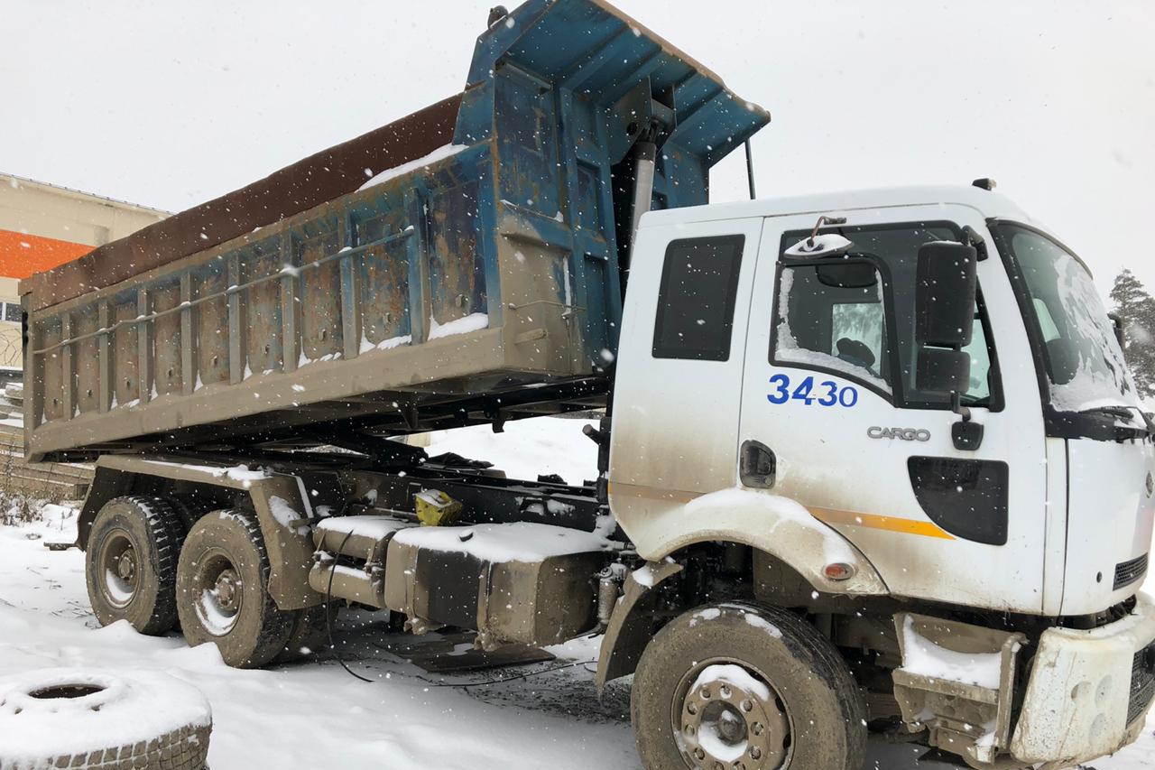 В Екатеринбурге приставы арестовали у должника по транспортным налогам самосвал - Фото 1