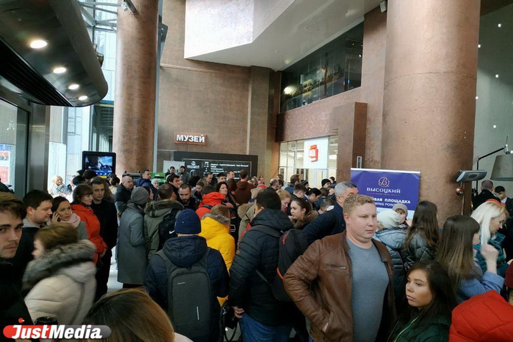 Из задымленного «Высоцкого» эвакуируют людей - Фото 1