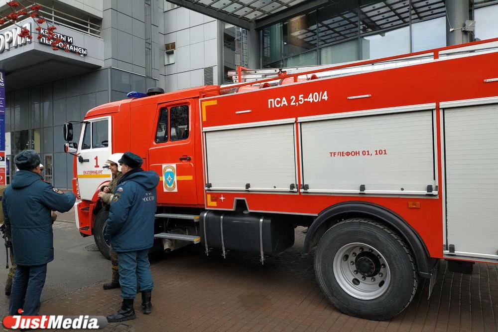 В МЧС рассказали, из-за чего произошло задымление в «Высоцком», откуда эвакуировали 2900 человек - Фото 1