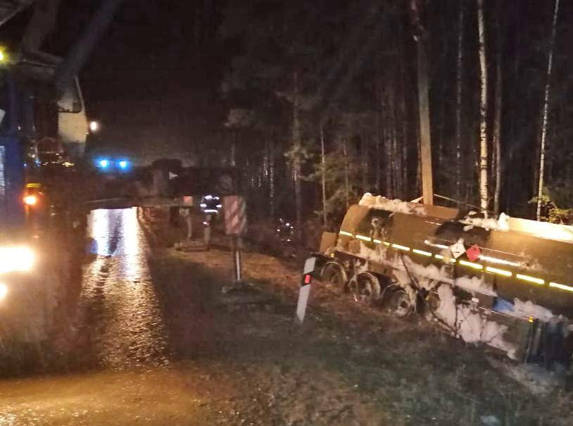 В Невьянском районе на месте, где перевернулся полный топлива бензовоз, рекультивируют грунт - Фото 1
