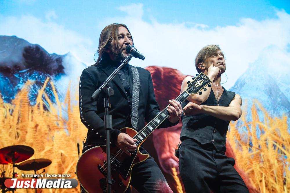 Смущенная фанатка на сцене и песня, которую не играли уже 10 лет. «БИ-2» собрали полный «Екатеринбург-Экспо»  - Фото 1