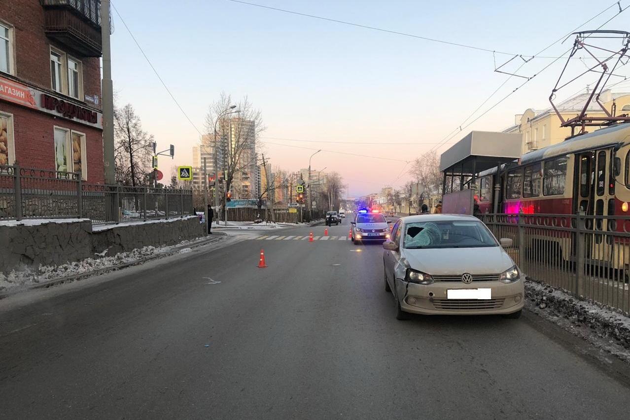 На Уралмаше иномарка сбила школьницу, которая спешила на трамвай - Фото 1