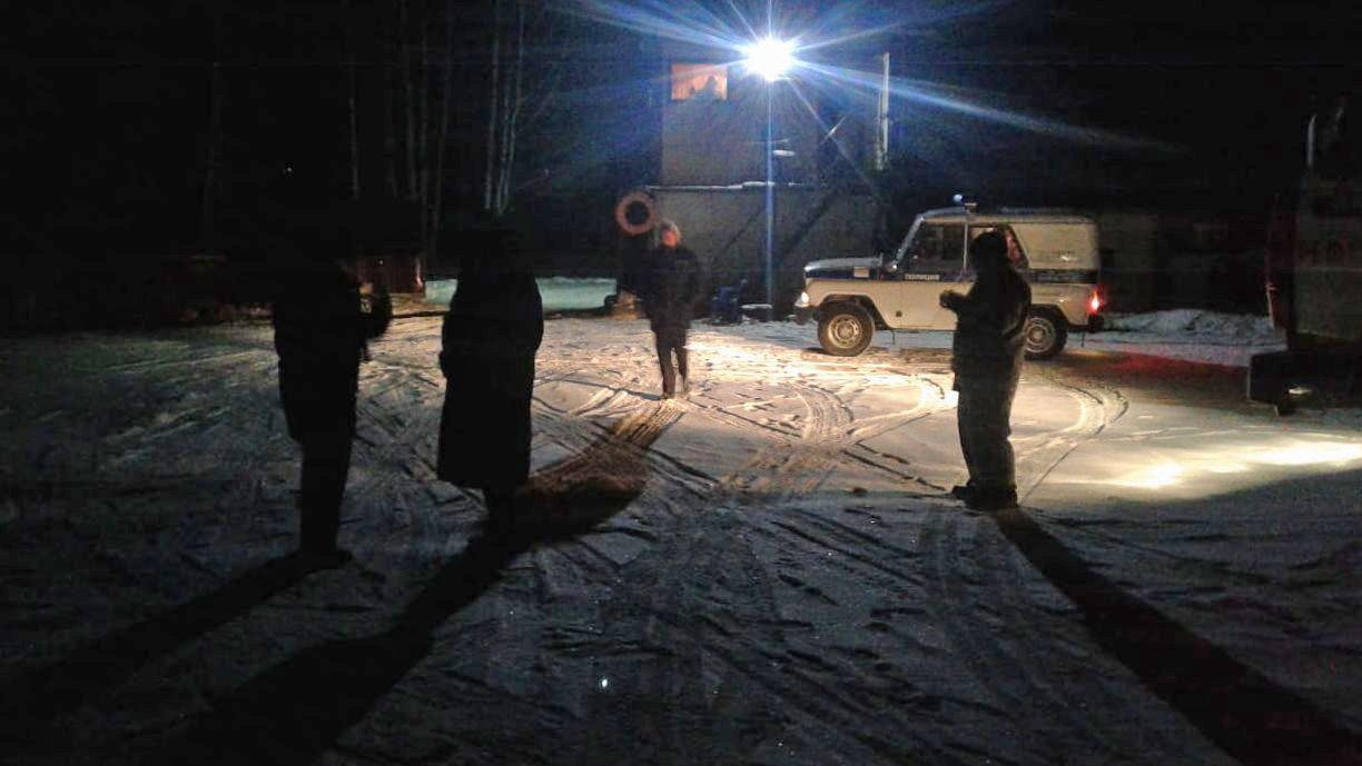 На Рефтинском водохранилище спасли двух подростков-рыбаков на отколовшейся льдине - Фото 1