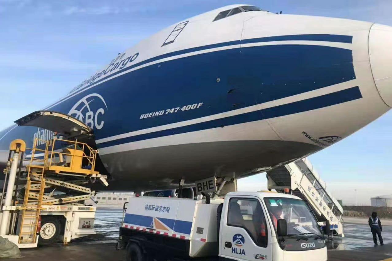 Уральцы во время распродажи на AliExpress заказали почти 400 тонн товаров. Первый самолет с посылками приземлился в Кольцово - Фото 1