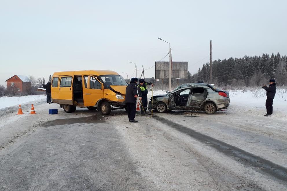 В Серове в ДТП с микроавтобусом погибла женщина-водитель легковушки - Фото 1