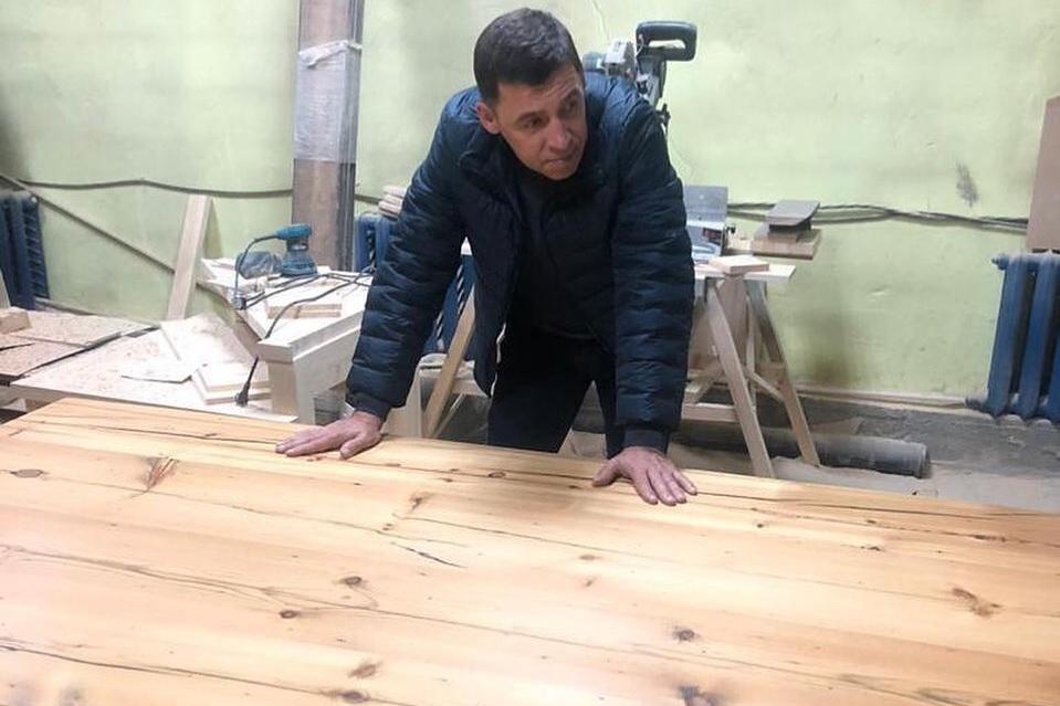 На аукционе «Екатерининской Ассамблеи» пустили с молотка стол, сделанный губернатором Куйвашевым, и уникальную икону Святой Екатерины - Фото 1