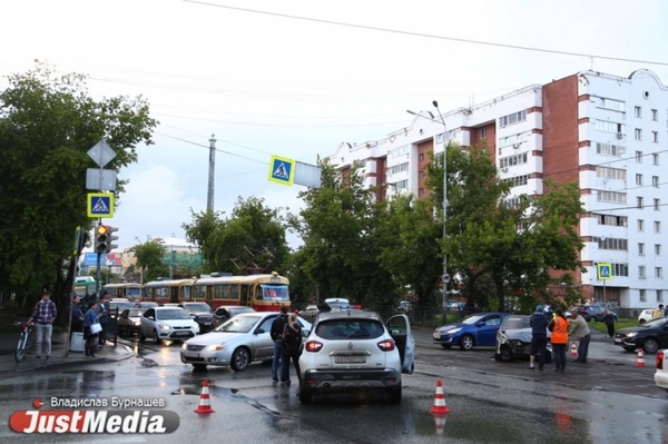 Свердловские женщины-водители провоцируют ДТП в четыре раза меньше мужчин - Фото 1