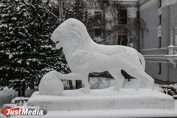 В сквер за Оперным вернули львов - Фото 1