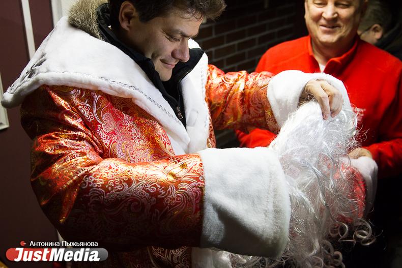 Высокинский переоделся в костюм Деда Мороза ради детей-инвалидов и пенсионеров. То же самое он заставил сделать своих замов и глав районов - Фото 1