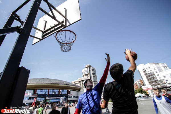 Мэрия Екатеринбурга комплексно отремонтирует три спортплощадки за 2,8 миллиона рублей - Фото 1