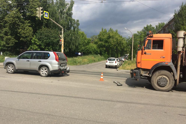 В Екатеринбурге КАМАЗ и кроссовер не подилили дорогу. Пострадала 8-летняя девочка - Фото 1