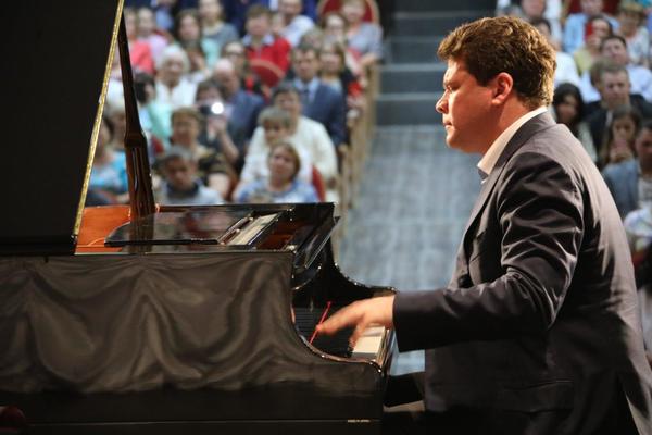 Денис Мацуев дал за день три концерта в Свердловской области и передал детским школам концертные рояли от региона  - Фото 1