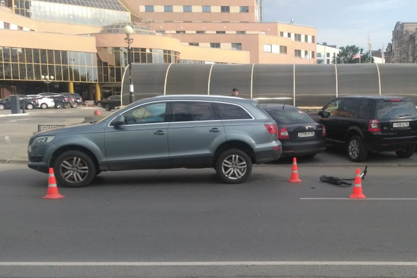 В Екатеринбурге подросток на элетросамокате влетел Audi Q7 и сломал себе нос - Фото 1