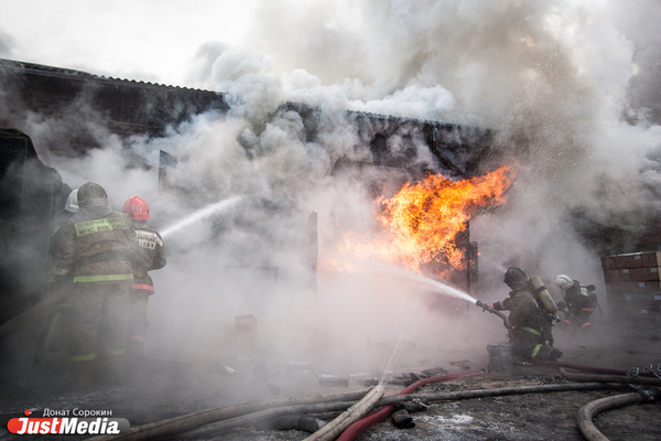 В Екатеринбурге пожарные боролись с огнем в заброшенной школе  - Фото 1