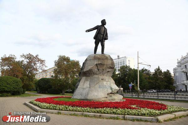 В Екатеринбурге восстановят плитку и уберут рекламу на площади Парижской Коммуны - Фото 1