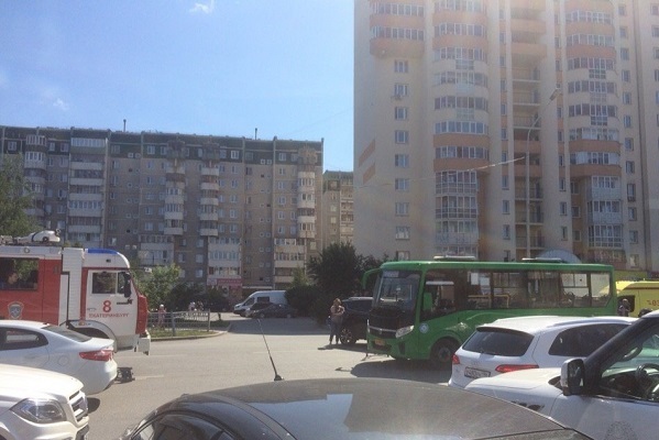 В Екатеринбурге джип протаранил маршрутку №056. Шесть человек госпитализированы - Фото 1