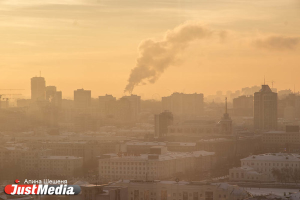 Екатеринбург окутал смог от лесных пожаров - Фото 1