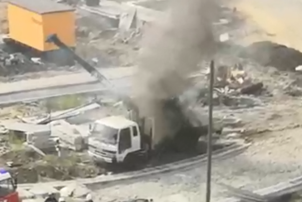 У Макаровского моста загорелся кран-манипулятор. Один человек погиб - Фото 1