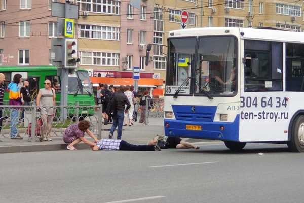 На ВИЗе пассажирский автобус сбил двух пешеходов - Фото 1