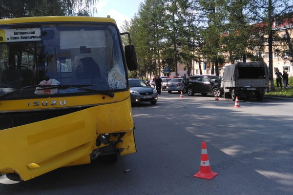 В Асбесте в ДТП с автобусом пострадали восемь человек - Фото 1