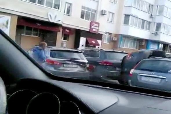В центре Екатеринбурге машина встала на бок между двумя иномарками - Фото 1