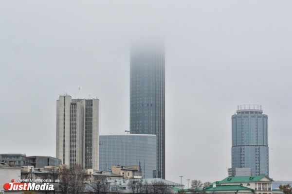 Свердловских водителей попросили быть внимательными на дорогах из-за тумана - Фото 1