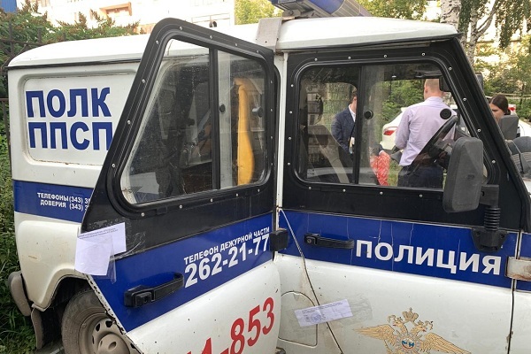 В Екатеринбурге трое полицейских изнасиловали девушку в служебной машине - Фото 1