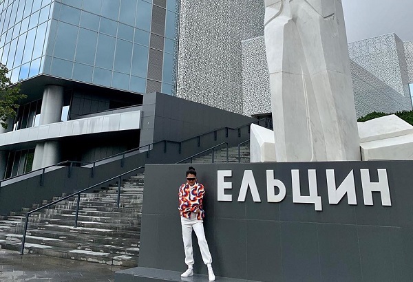 Нетребко прошлась по дождливому Екатеринбургу в белом костюме - Фото 1