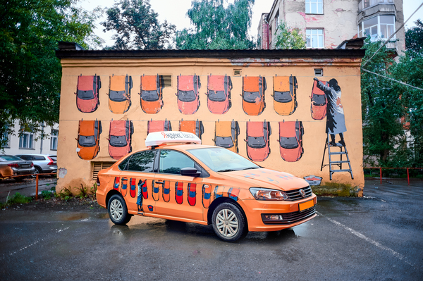 На дорогах Екатеринбурга появились такси, расписанные уличными художниками - Фото 1