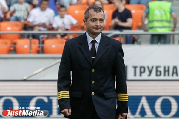 Герой России Дамир Юсупов научил Ивана Урганта управлять самолетом - Фото 1