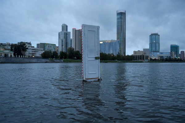 На Городском пруду появилась «философская дверь» - Фото 1