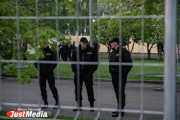 Екатеринбуржца, оскорбившего полицейского во время митинга в сквере, отправили на исправительные работы - Фото 1