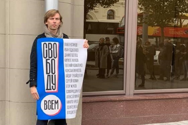 Екатеринбургский певец Лузин присоединился к акции в поддержку актера Устинова - Фото 1