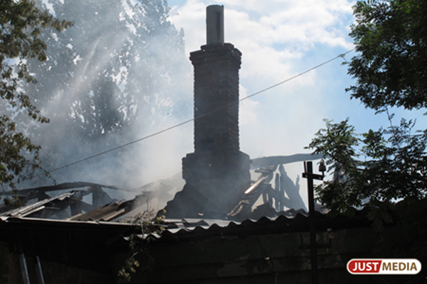 На Широкой Речке пожар уничтожил три садовых дома - Фото 1