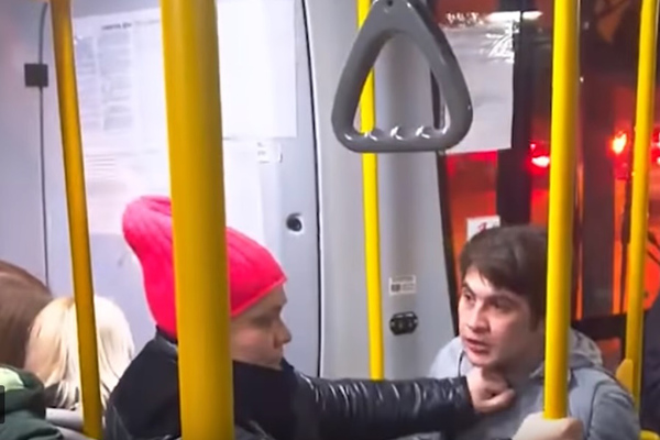 «Я тебя сейчас в психушку отправлю». В Екатеринбурге пассажирка подралась с кондуктором-мужчиной - Фото 1