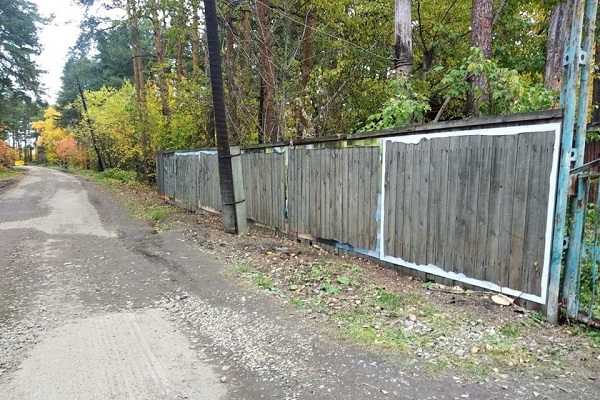 Adblock по-уральски. В Шарташском лесопарке неизвестные срезали всю рекламу - Фото 1