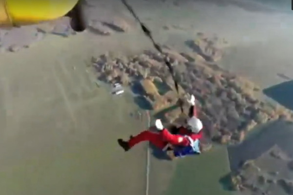 Последний прыжок екатеринбургского парашютиста, погибшего в Логиново, попал на видео - Фото 1