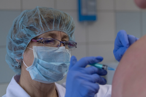 Свердловские министры поставили себе прививки от гриппа. ФОТО - Фото 1