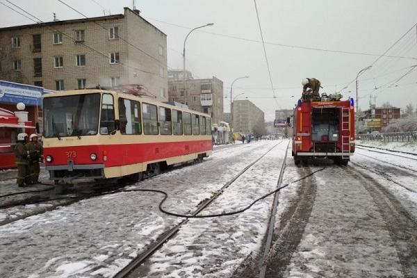 В Екатеринбурге на ЖБИ загорелся трамвай - Фото 1