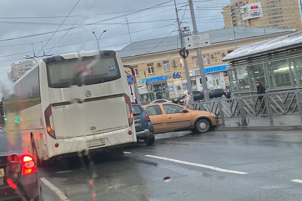 Ледяной дождь спровоцировал в Екатеринбурге день жестянщика. ФОТО - Фото 1
