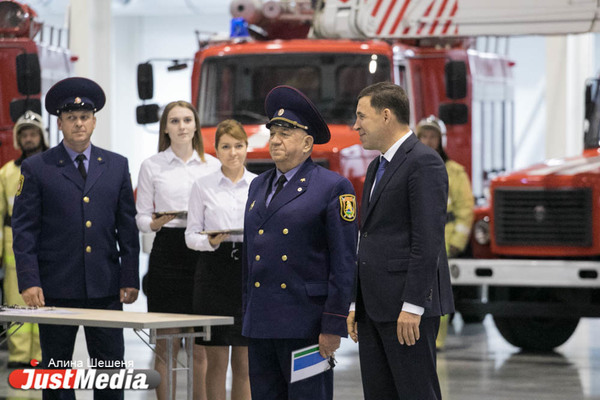 Куйвашев передал спасателям новые пожарные машины - Фото 1