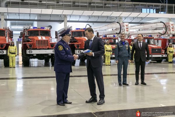 Свердловский губернатор подарил пожарным новую технику - Фото 1
