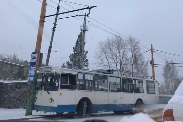 Снег, гололед и многочисленные ДТП парализовали дороги Екатеринбурга. ФОТО - Фото 1